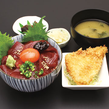 近海生まぐろユッケ丼　ミニメカジキフライ付き